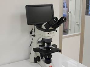 顕微鏡とモニター装置